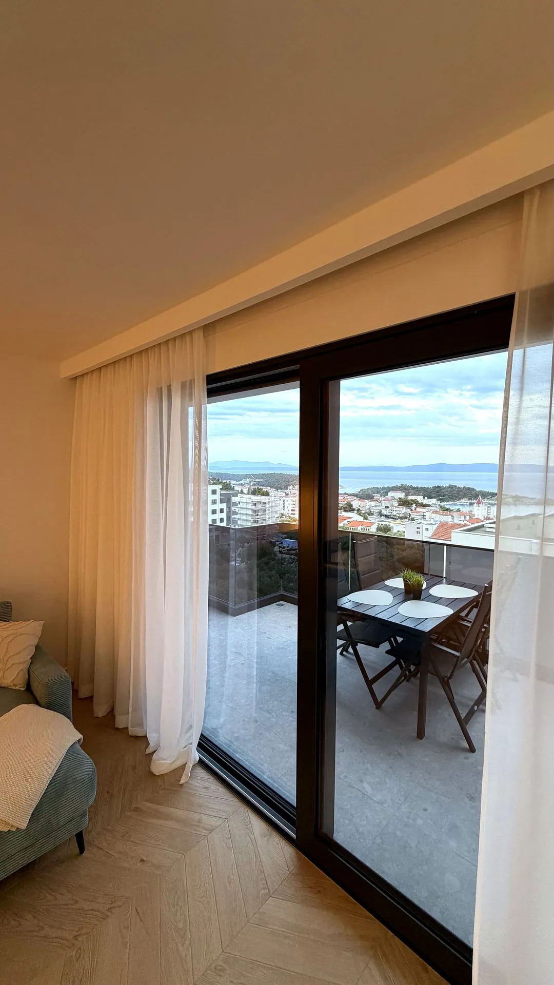 The extra-large balcony with full sea view