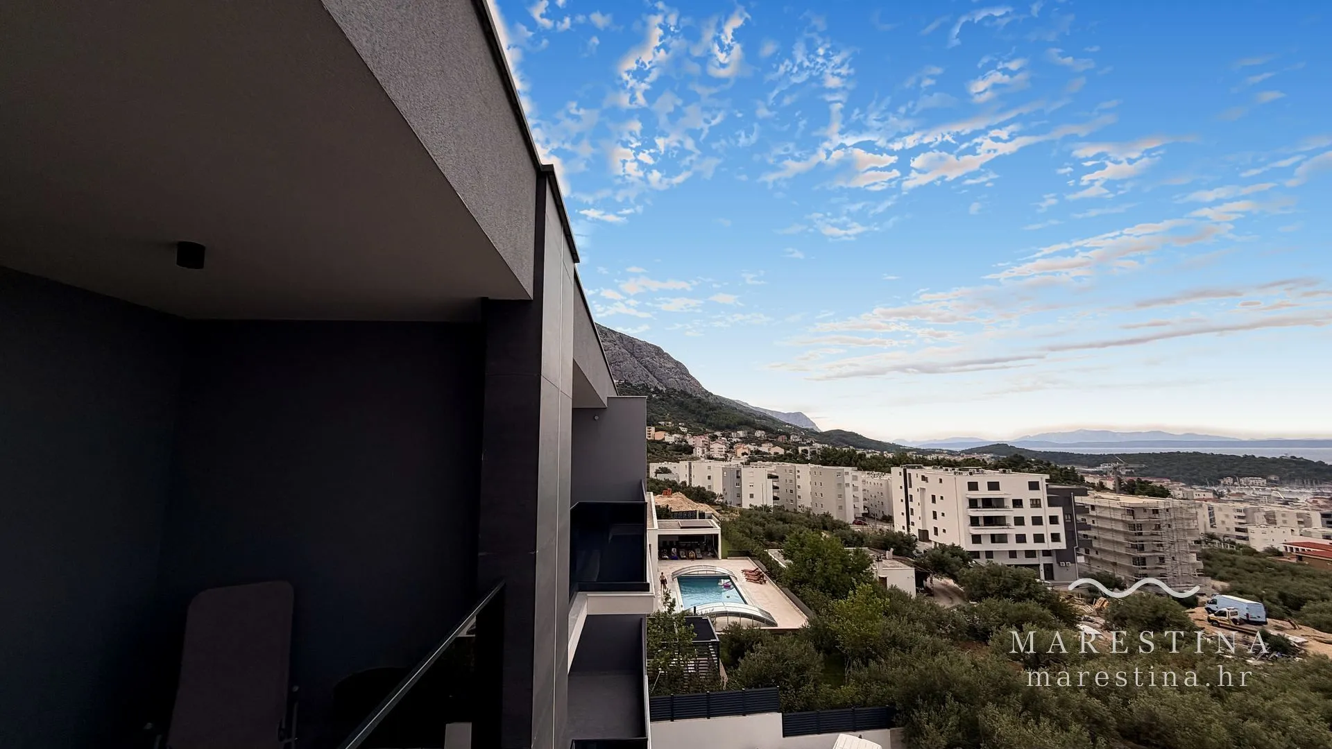 The extra-large balcony with full sea view