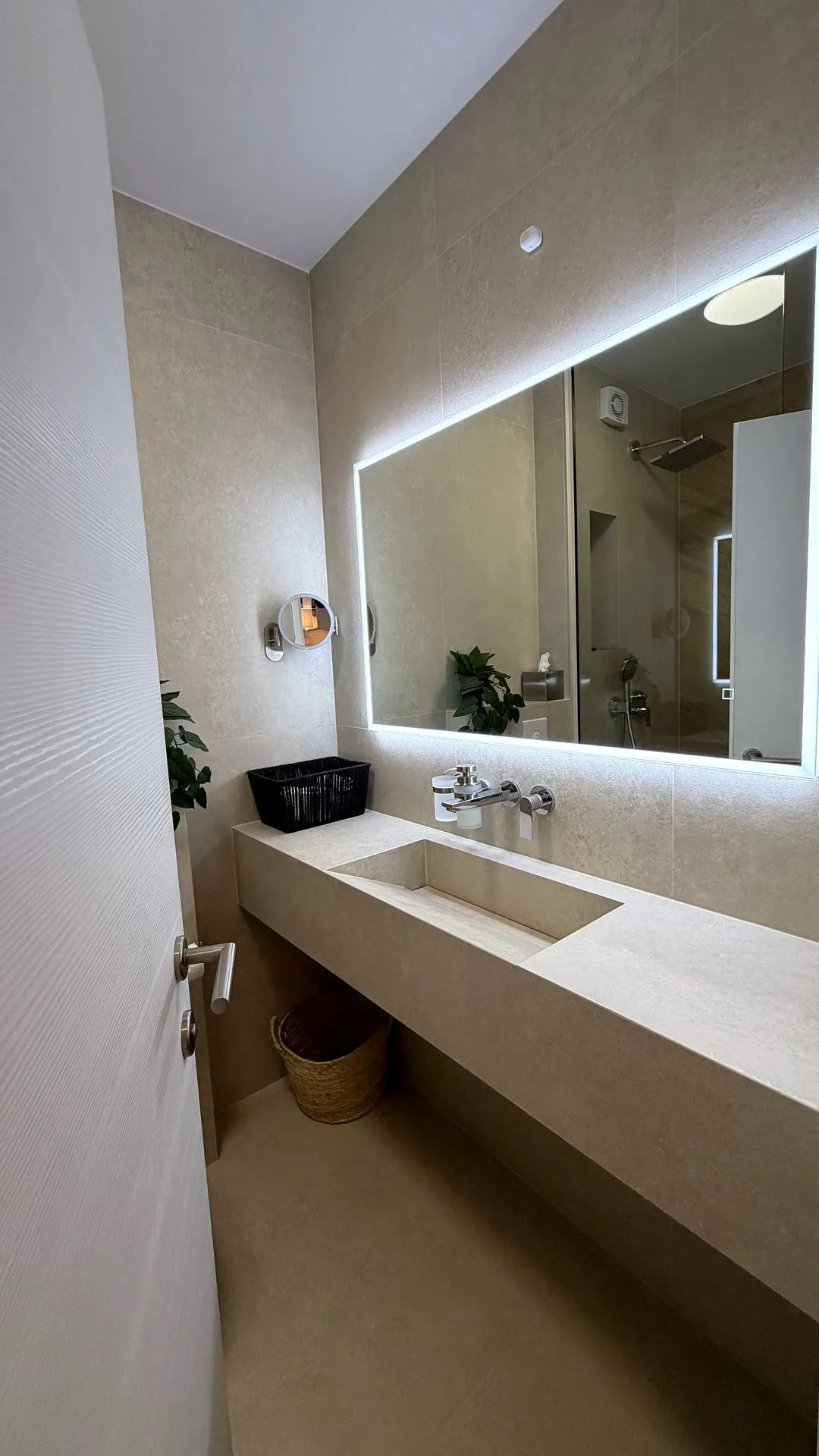 En-suite bathroom with stone basin and walk-in shower